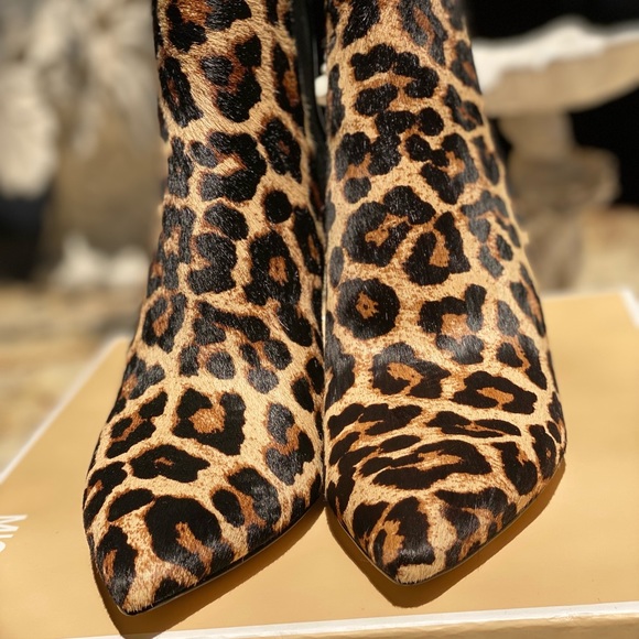 Stylish Michael Kors Booties - Picture 2 of 14